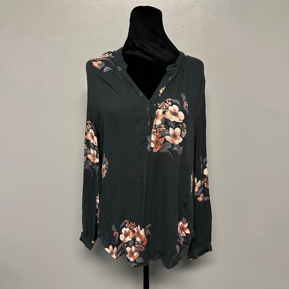 Womens VICI gray Floral Blouse Medium v-neck tunic long sleeve button cuff rayon